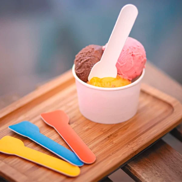 Cucharas de degustación de papel ecológicas de colores y un vaso de helado de papel compostable. Ideales para eventos sostenibles.
