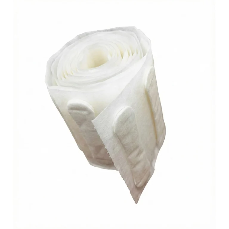 Rollo de palitos o cucharitas compostables de papel ecológico, ideales para la producción industrial manual o automatizada.