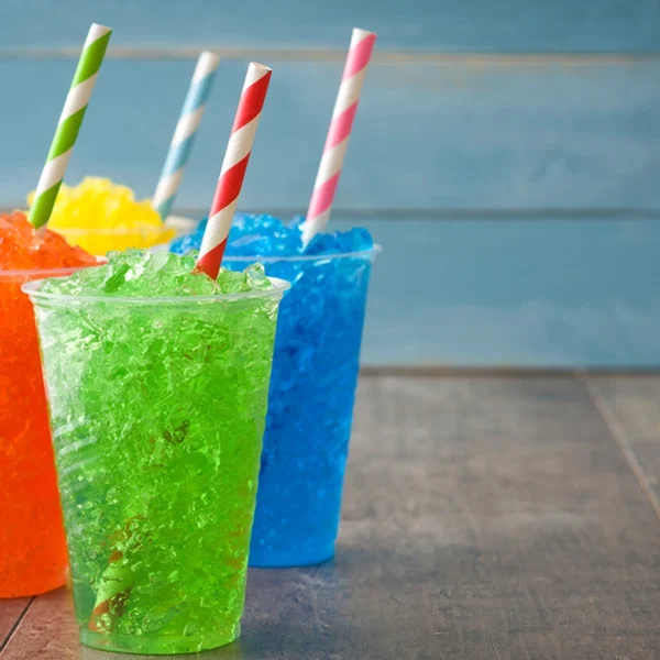 Vasos de papel y pajitas de papel compostables para granizados de colores. Alternativa ecológica y biodegradable para bebidas frías.