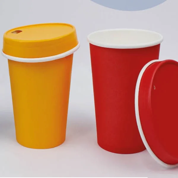 Dos vasos de papel compostables para llevar, uno amarillo con tapa y otro rojo. Ideales para bebidas calientes y frías.